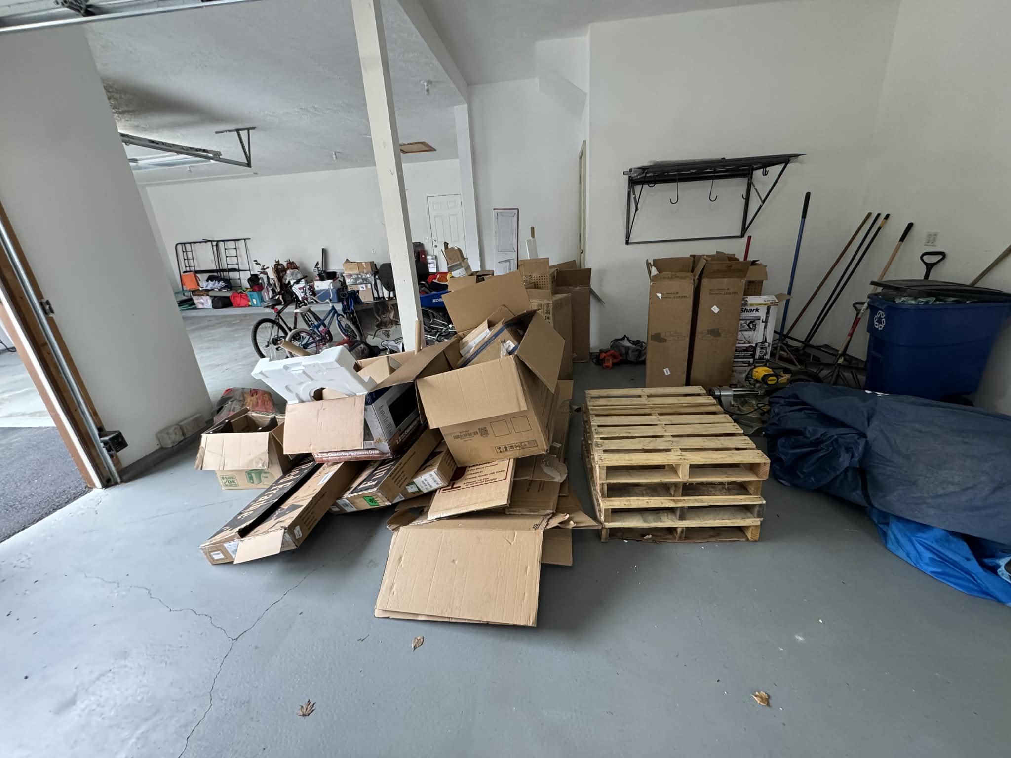Junk removal in Rockford IL: garage box cleanout before