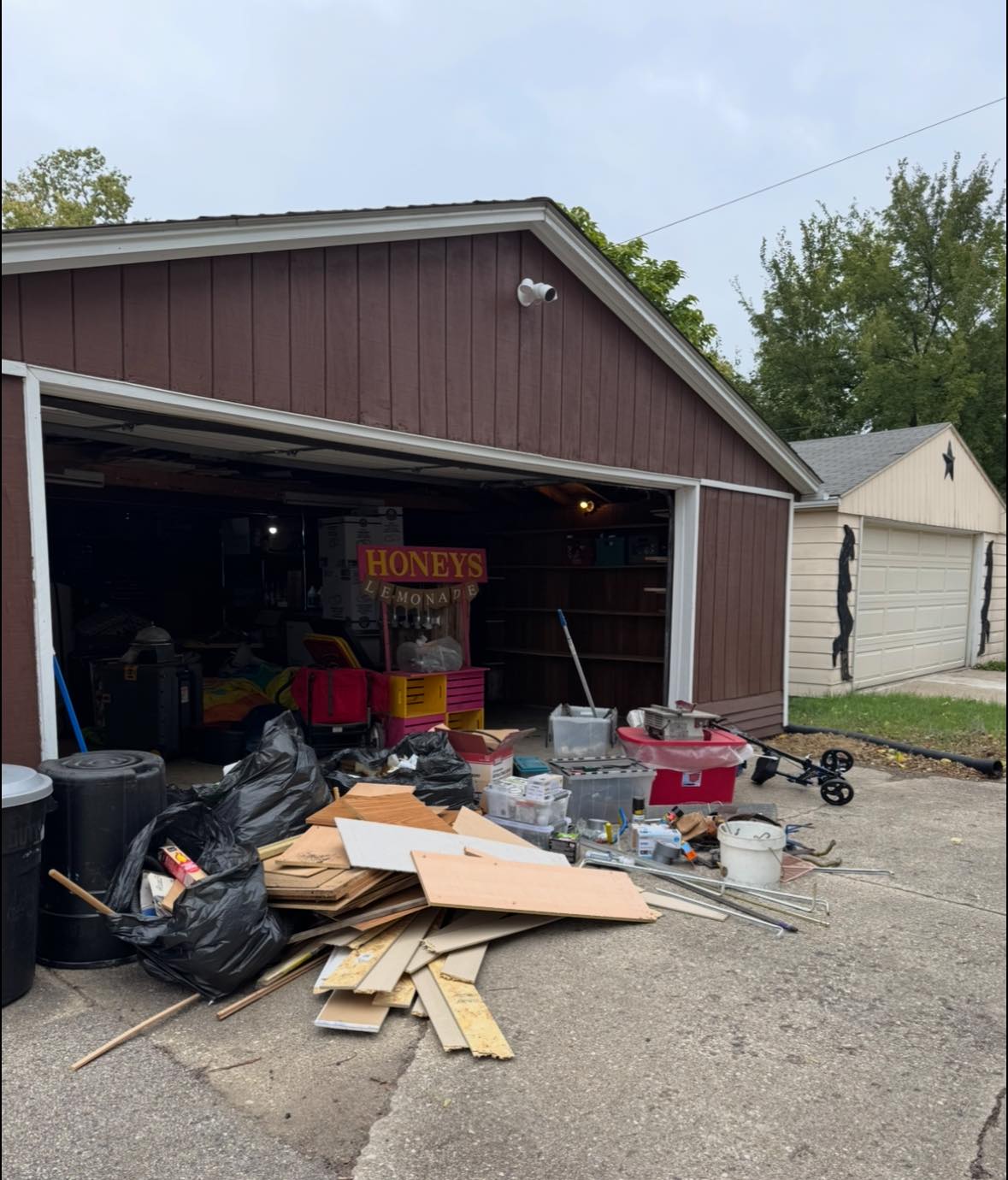 Junk removal in Rockford IL: garage cleanout before